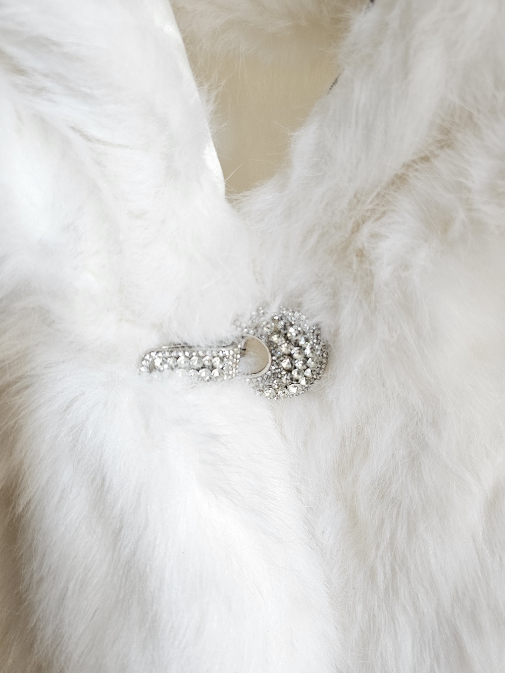 Melanie Lyne White Faux Fur & Rhinestone Bridal Shawl Stole - Picture 10 of 16